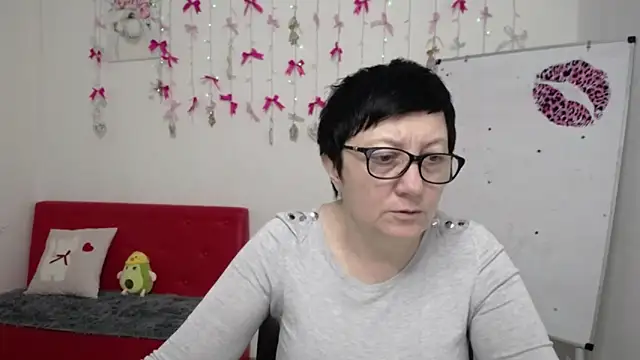 Snapshot of EmilyL0ve chatting on April 23, 5:15 pm EmilyL0ve online show from April 23, 5:15 pm
