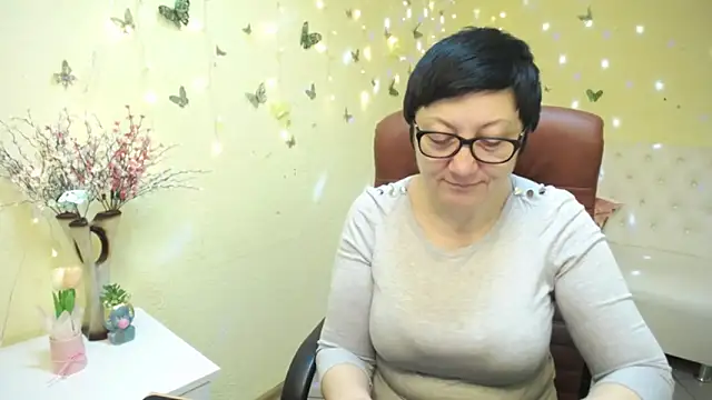 Snapshot of EmilyL0ve chatting on April 26, 5:27 am EmilyL0ve online show from April 26, 5:27 am