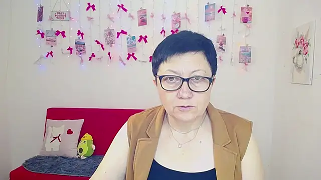 Snapshot of EmilyL0ve chatting on May 8, 5:13 am EmilyL0ve online show from May 8, 5:13 am