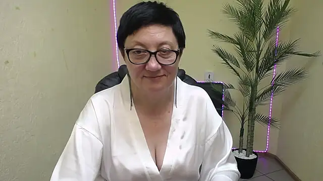 Snapshot of EmilyL0ve chatting on May 31, 6:09 pm EmilyL0ve online show from May 31, 6:09 pm