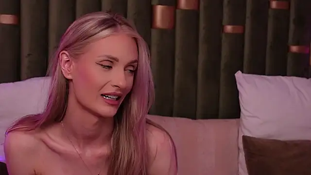 Snapshot of AmeliaAngel chatting on June 4, 7:42 pm AmeliaAngel online show from June 4, 7:42 pm