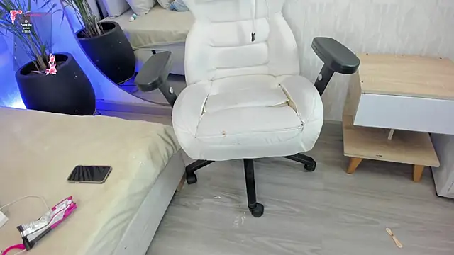 iim Cloe online show from April 10, 8:46 pm