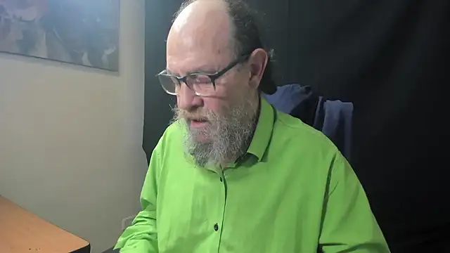 Snapshot of Uncle_Hottie chatting on February 1, 3:32 pm Uncle Hottie online show from February 1, 3:32 pm