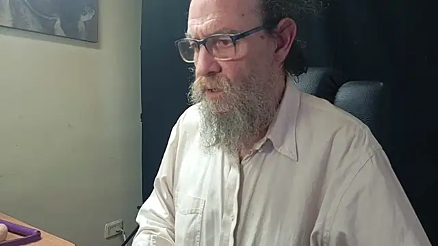 Snapshot of Uncle_Hottie chatting on April 2, 4:04 pm Uncle Hottie online show from April 2, 4:04 pm