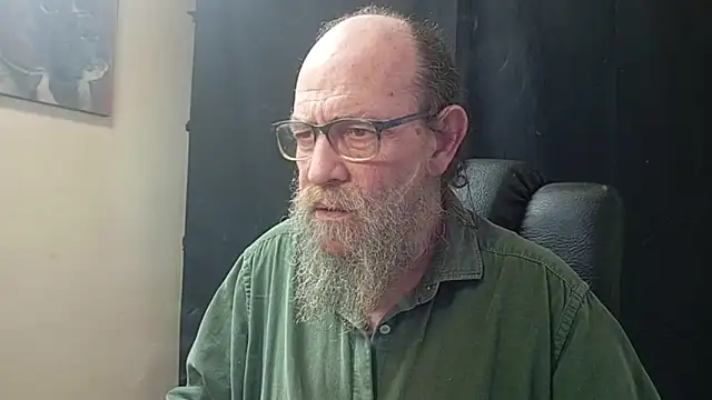 Snapshot of Uncle_Hottie chatting on April 8, 5:02 pm Uncle Hottie online show from April 8, 5:02 pm