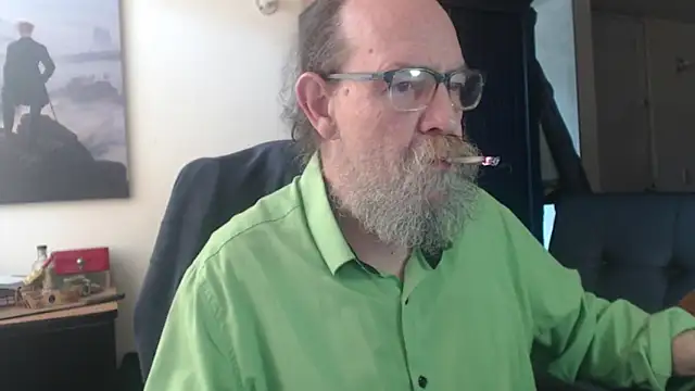 Snapshot of Uncle_Hottie chatting on June 25, 3:27 pm Uncle Hottie online show from June 25, 3:27 pm