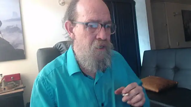 Snapshot of Uncle_Hottie chatting on July 2, 3:18 pm Uncle Hottie online show from July 2, 3:18 pm