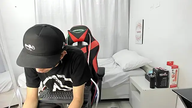 julian xx online show from March 9, 7:07 pm