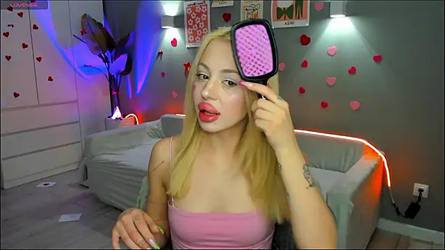 Snapshot of Luna_Beverly chatting on February 14, 8:27 pm Luna Beverly online show from February 14, 8:27 pm