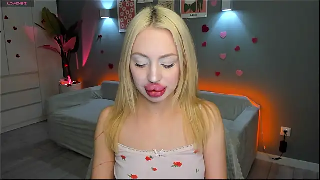 Snapshot of Luna_Beverly chatting on February 22, 8:18 pm Luna Beverly online show from February 22, 8:18 pm