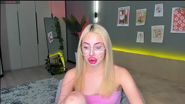 Snapshot of Luna_Beverly chatting on March 3, 8:04 pm Luna Beverly online show from March 3, 8:04 pm