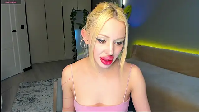 Luna Beverly online show from April 7, 8:09 pm