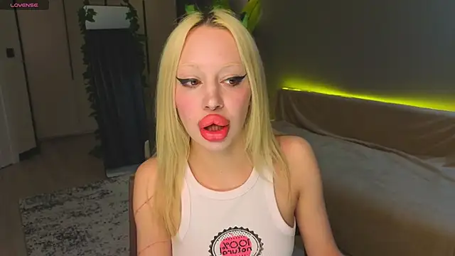 Snapshot of Luna_Beverly chatting on April 26, 8:28 pm Luna Beverly online show from April 26, 8:28 pm