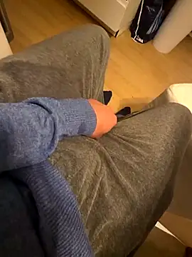 Snapshot of Bigross21 chatting on March 3, 11:43 pm Bigross21 online show from March 3, 11:43 pm