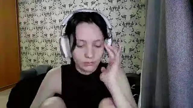 LxayBloom online show from March 4, 11:38 am