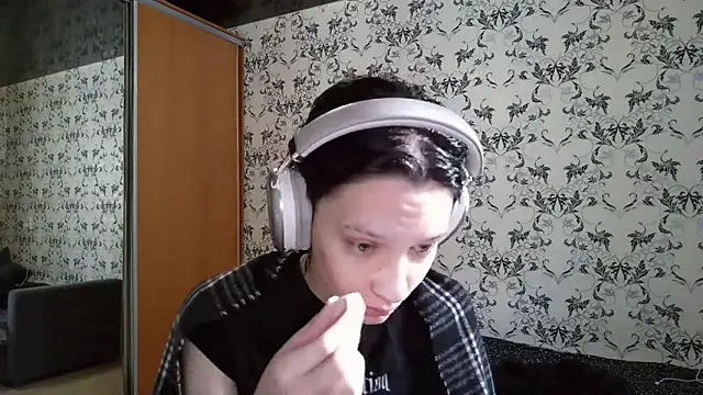 LxayBloom online show from March 11, 6:30 am