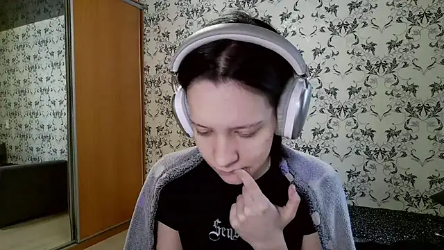 LxayBloom online show from March 12, 6:19 am