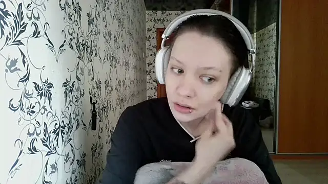 LxayBloom online show from April 11, 7:24 am