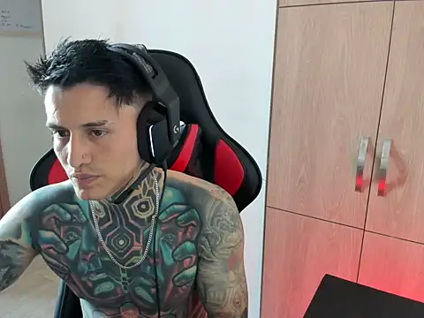 Snapshot of Chrissblack chatting on February 14, 10:17 pm Chrissblack online show from February 14, 10:17 pm