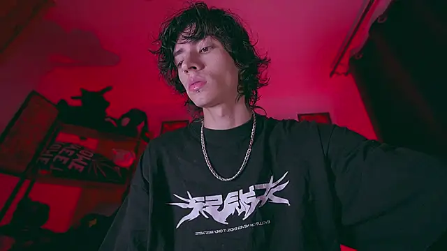 Snapshot of Olliver___y chatting on February 6, 5:12 am Olliver y online show from February 6, 5:12 am