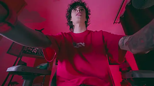 Snapshot of Olliver___y chatting on February 8, 3:43 am Olliver y online show from February 8, 3:43 am