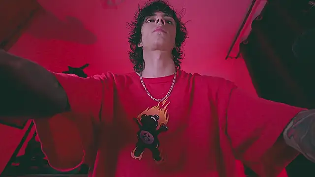 Snapshot of Olliver___y chatting on February 15, 12:40 am Olliver y online show from February 15, 12:40 am