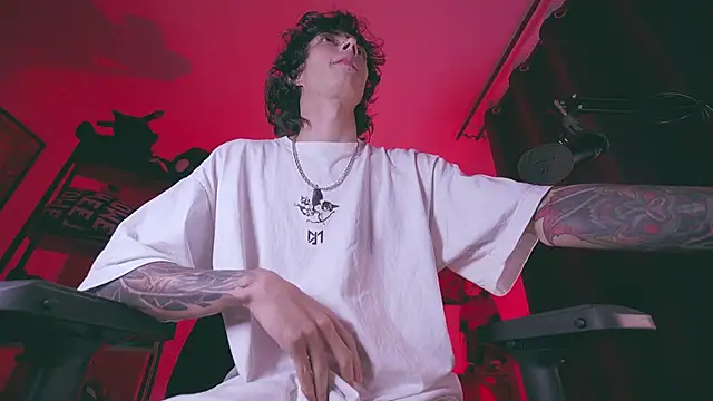 Snapshot of Olliver___y chatting on February 16, 3:02 am Olliver y online show from February 16, 3:02 am