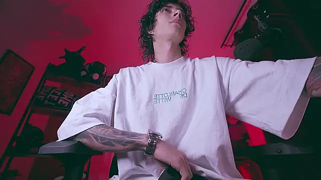 Snapshot of Olliver___y chatting on February 26, 4:44 am Olliver y online show from February 26, 4:44 am