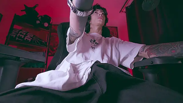 Snapshot of Olliver___y chatting on February 27, 3:17 am Olliver y online show from February 27, 3:17 am