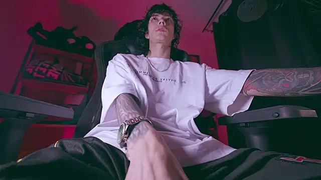 Snapshot of Olliver___y chatting on March 3, 12:50 am Olliver y online show from March 3, 12:50 am