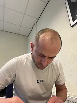 Snapshot of Majestik1 chatting on February 17, 1:29 pm Majestik1 online show from February 17, 1:29 pm