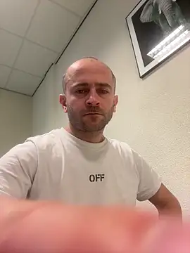 Snapshot of Majestik1 chatting on February 19, 10:55 am Majestik1 online show from February 19, 10:55 am