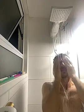 Snapshot of vinihfeh chatting on January 19, 4:27 am vinihfeh online show from January 19, 4:27 am