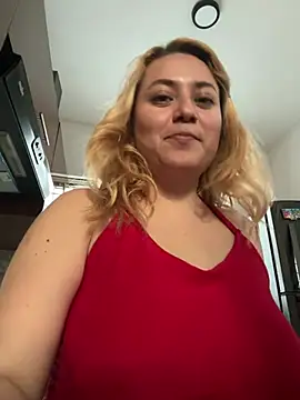 Snapshot of Lililuxx chatting on February 22, 12:01 am Lililuxx online show from February 22, 12:01 am