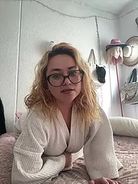 Snapshot of Lililuxx chatting on February 28, 8:32 pm Lililuxx online show from February 28, 8:32 pm