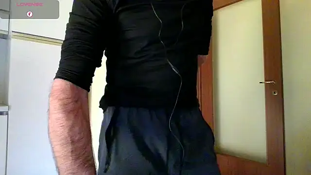 Snapshot of Ele7b5 chatting on May 4, 1:18 pm Ele7b5 online show from May 4, 1:18 pm