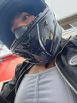 TaylorrHill online show from April 10, 8:24 pm