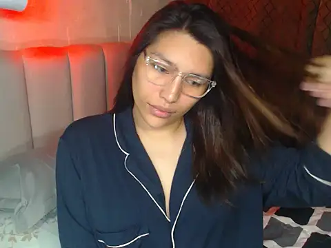 Snapshot of HeatWithHolly chatting on February 5, 12:21 pm HeatWithHolly online show from February 5, 12:21 pm