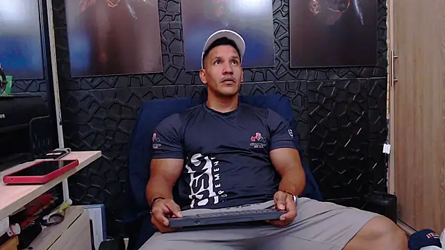 Snapshot of viktor_herrera chatting on July 2, 2:12 pm viktor herrera online show from July 2, 2:12 pm
