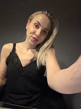 ElenaWhitmore online show from April 11, 10:03 pm