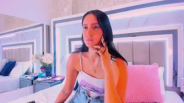 Snapshot of IsaBlue chatting on February 14, 1:52 pm IsaBlue online show from February 14, 1:52 pm