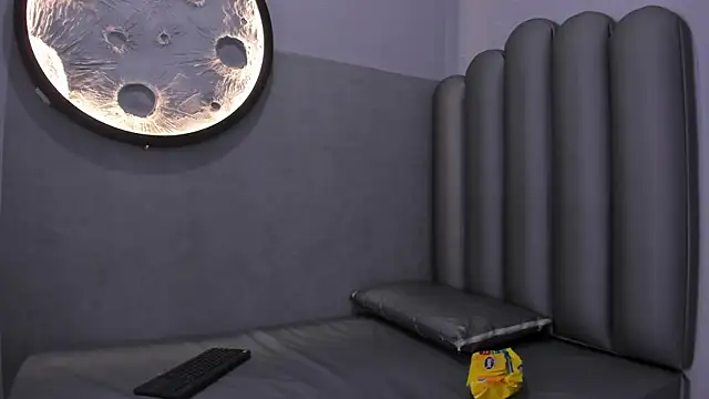 Snapshot of Luna__02 chatting on February 18, 12:01 pm Luna 02 online show from February 18, 12:01 pm