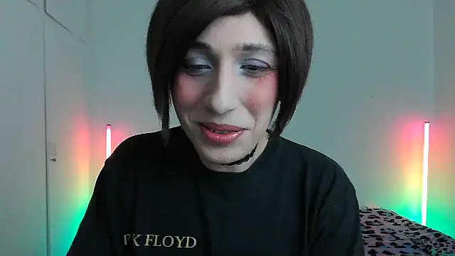 Snapshot of HoneyValentine chatting on February 15, 11:23 pm HoneyValentine online show from February 15, 11:23 pm