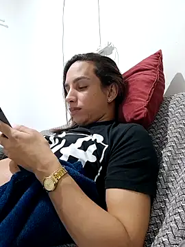 ofjuliaa online show from May 21, 2:40 am