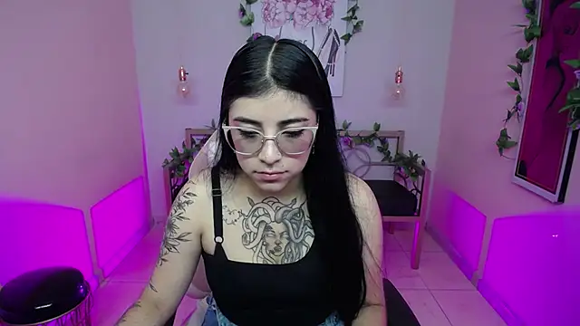 Snapshot of Adri_gomez_x chatting on July 13, 12:19 pm Adri gomez x online show from July 13, 12:19 pm