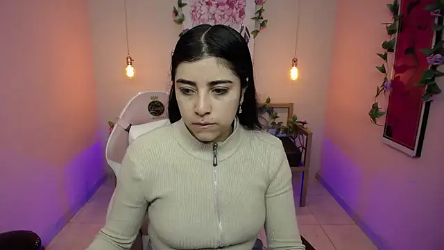 Snapshot of Adri_gomez_x chatting on July 15, 11:48 am Adri gomez x online show from July 15, 11:48 am