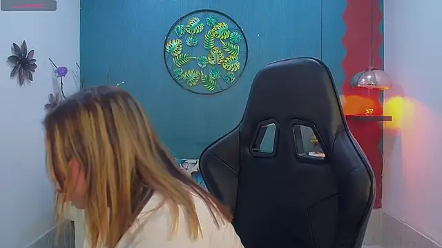 Snapshot of esmeralda_cuisman chatting on February 7, 12:09 pm esmeralda cuisman online show from February 7, 12:09 pm