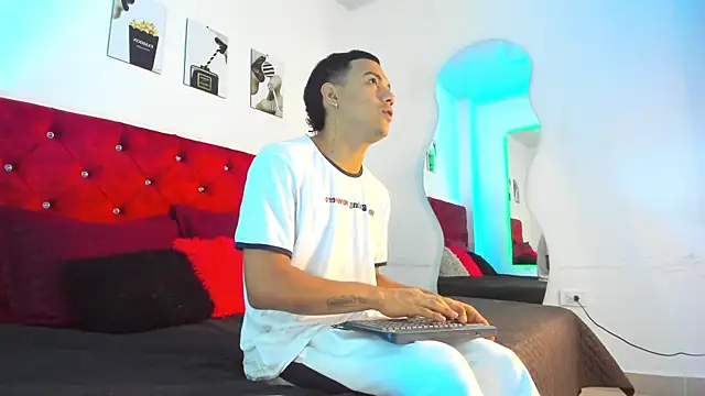 Liamsubtle01 online show from May 26, 11:17 am
