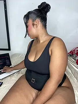 Snapshot of NataliaMillers chatting on February 7, 7:12 am NataliaMillers online show from February 7, 7:12 am