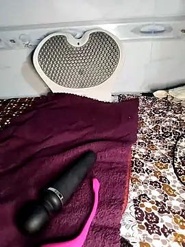 Snapshot of Zu_naa chatting on May 6, 12:41 am Zu naa online show from May 6, 12:41 am